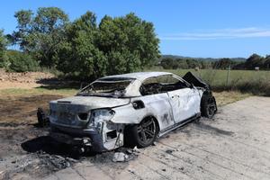 Imagen del coche calcinado propiedad del sospechoso del tiroteo mortal en Girona