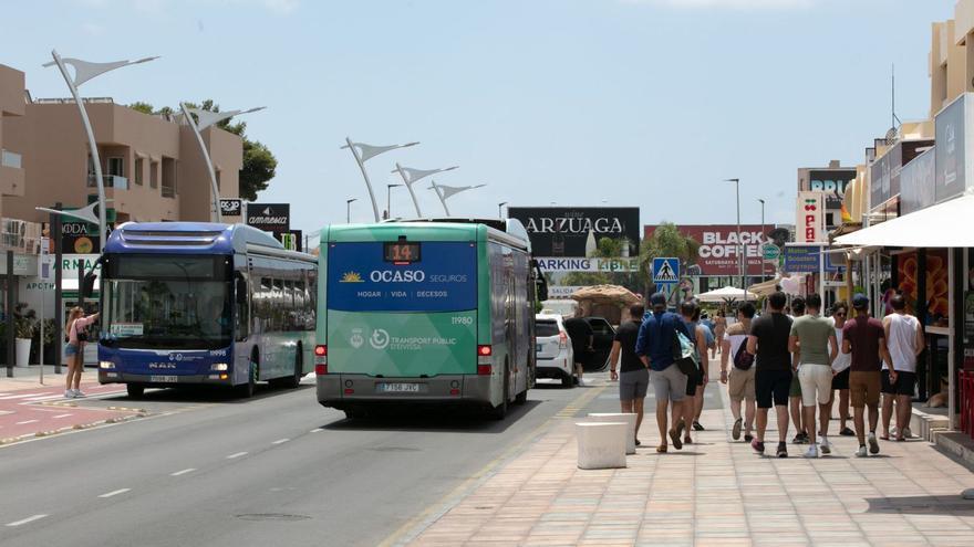 Dos autobuses de la red pública de transporte insular interurbano. | VICENT MARÍ