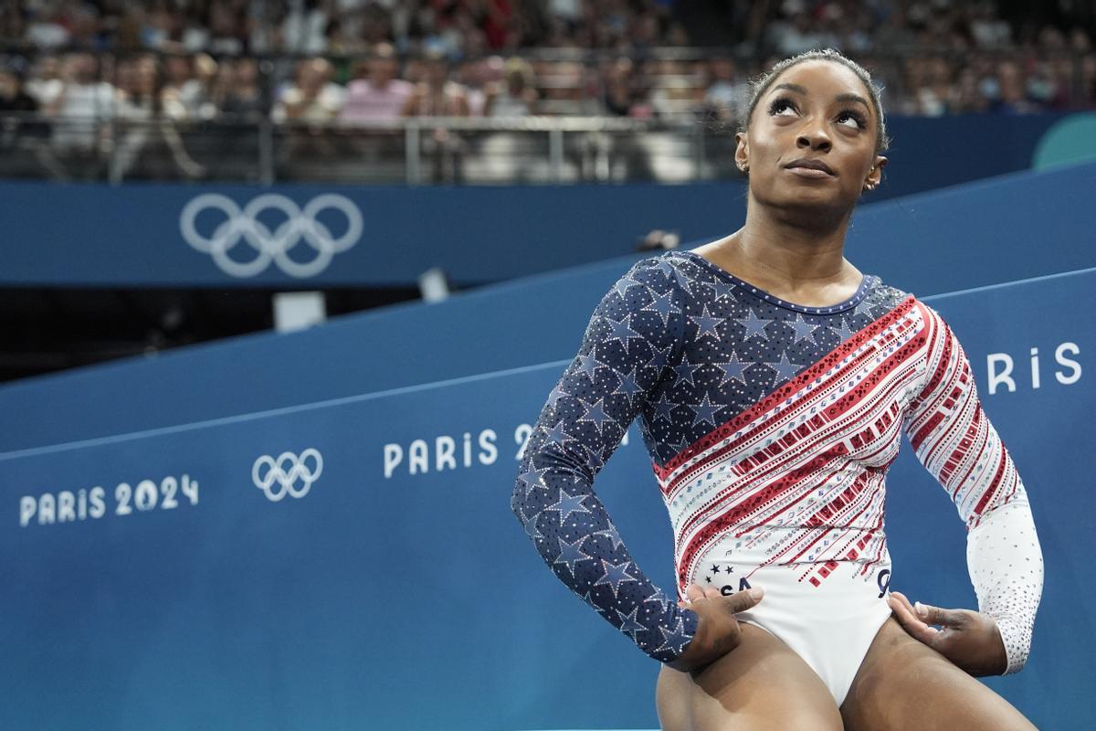 Simone Biles, of the United States, waits to compete in the women's artistic gymnastics team finals round at Bercy Arena at the 2024 Summer Olympics, Tuesday, July 30, 2024, in Paris, France. (AP Photo/Charlie Riedel) / EDITORIAL USE ONLY / ONLY ITALY AND SPAIN