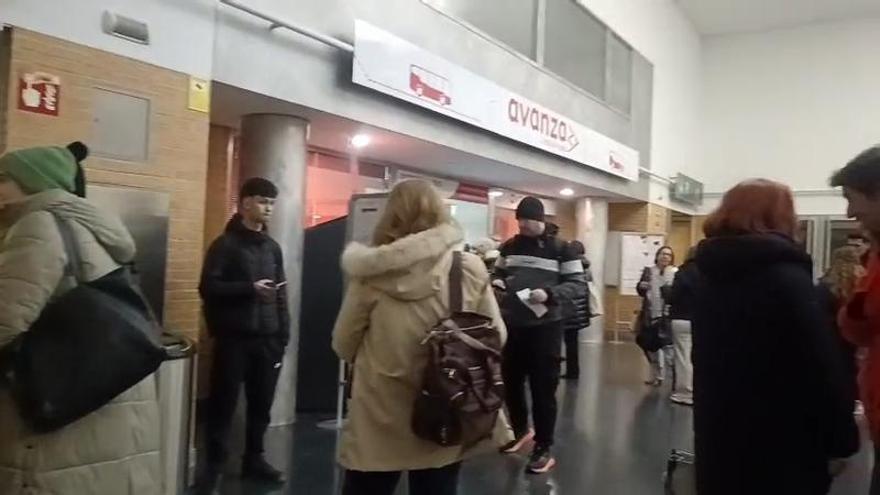 Imágenes del hall de la estación de tren de Huesca, con múltiples pasajeros esperando