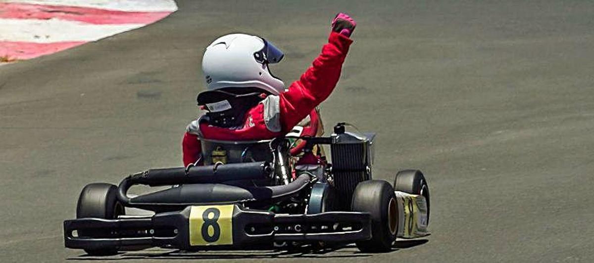 El grancanario Hugo Latorre celebra su triunfo tras pasar la línea de meta.