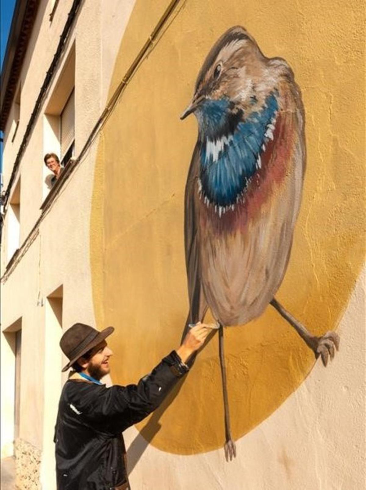 El artista Swen Schmitz retocando una de sus obras en Ivars d’Urgell (Pla d’Urgell).