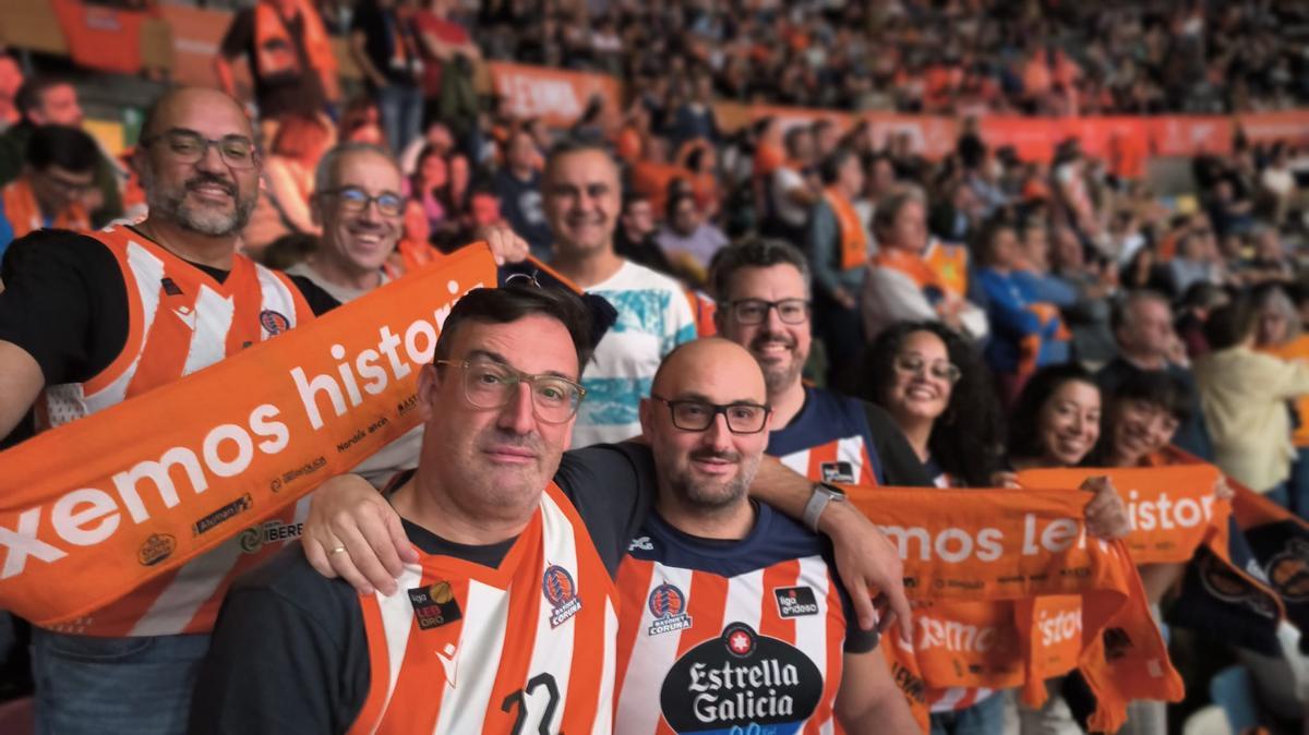 Los miembros de Nordés Naranja posan en el Coliseum esta temporada.
