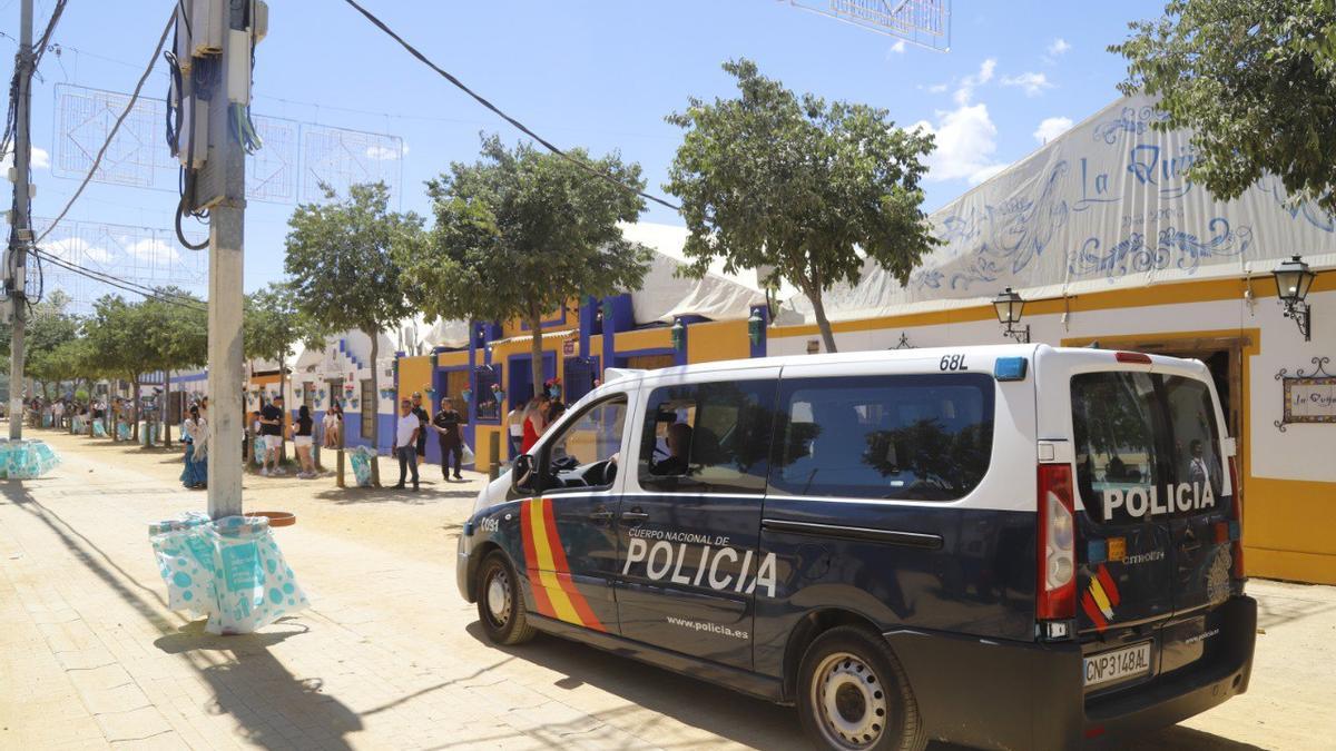 Un furgón de la Policía Nacional en una de las calles de casetas en El Arenal.