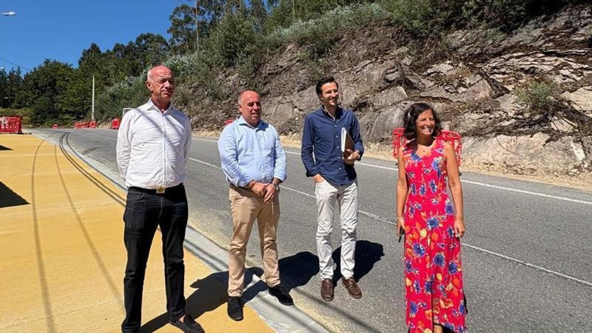 Autoridades y ténicos en una zona de la obra.