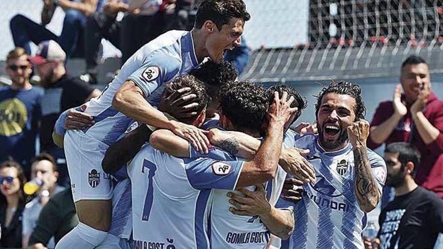 Los jugadores del Atlético Baleares celebran uno de los dos goles marcados al Cornellà.