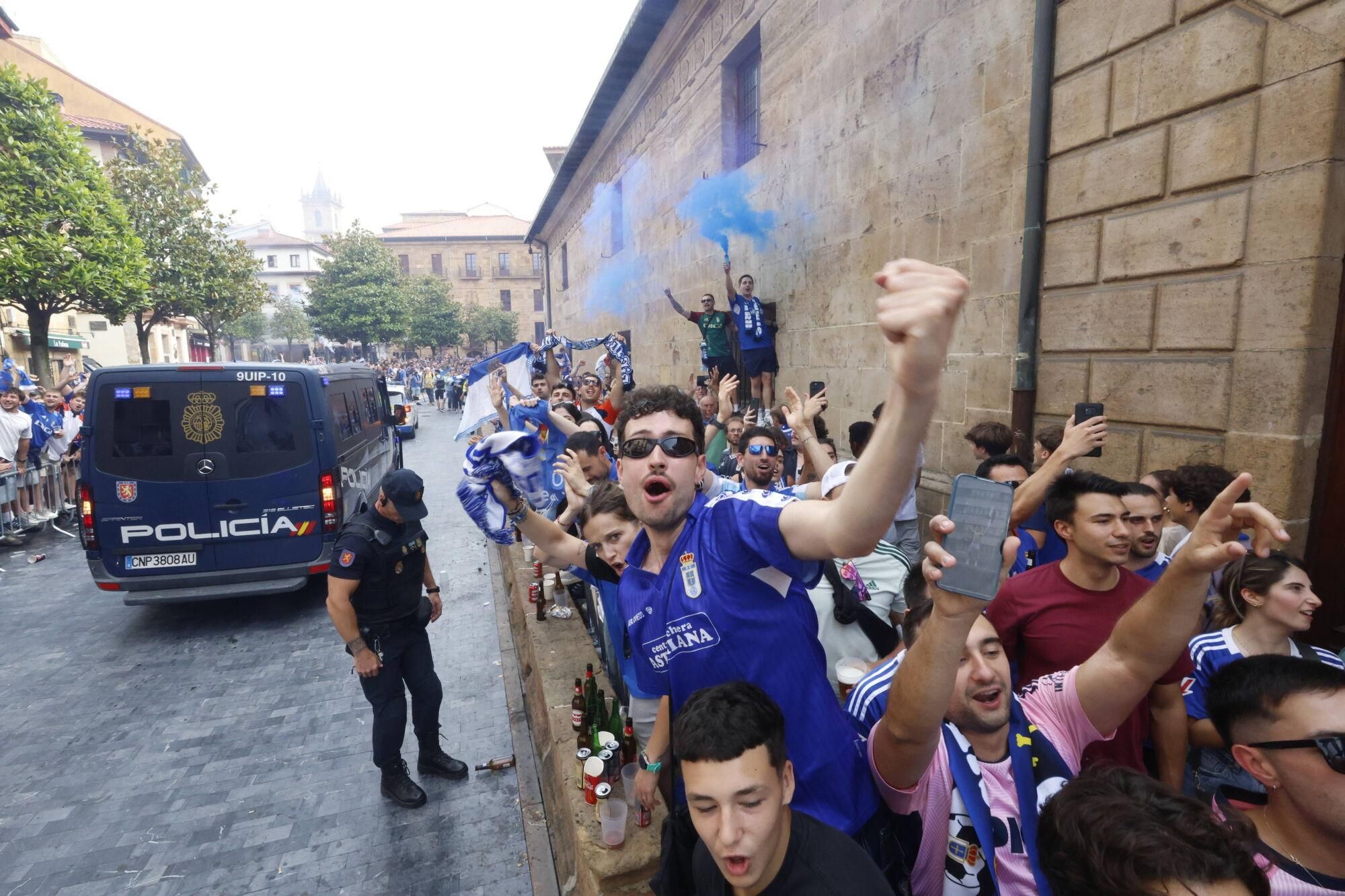Locura azul en las calles de Oviedo para celebrar el ascenso del equipo a Primera División