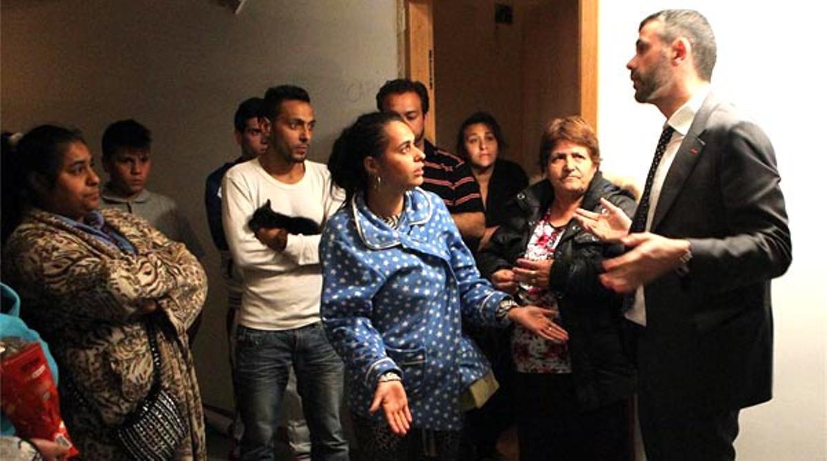 El responsable de Territori parla amb les persones que han ocupat l’edifici del carrer Ponent de Figueres.