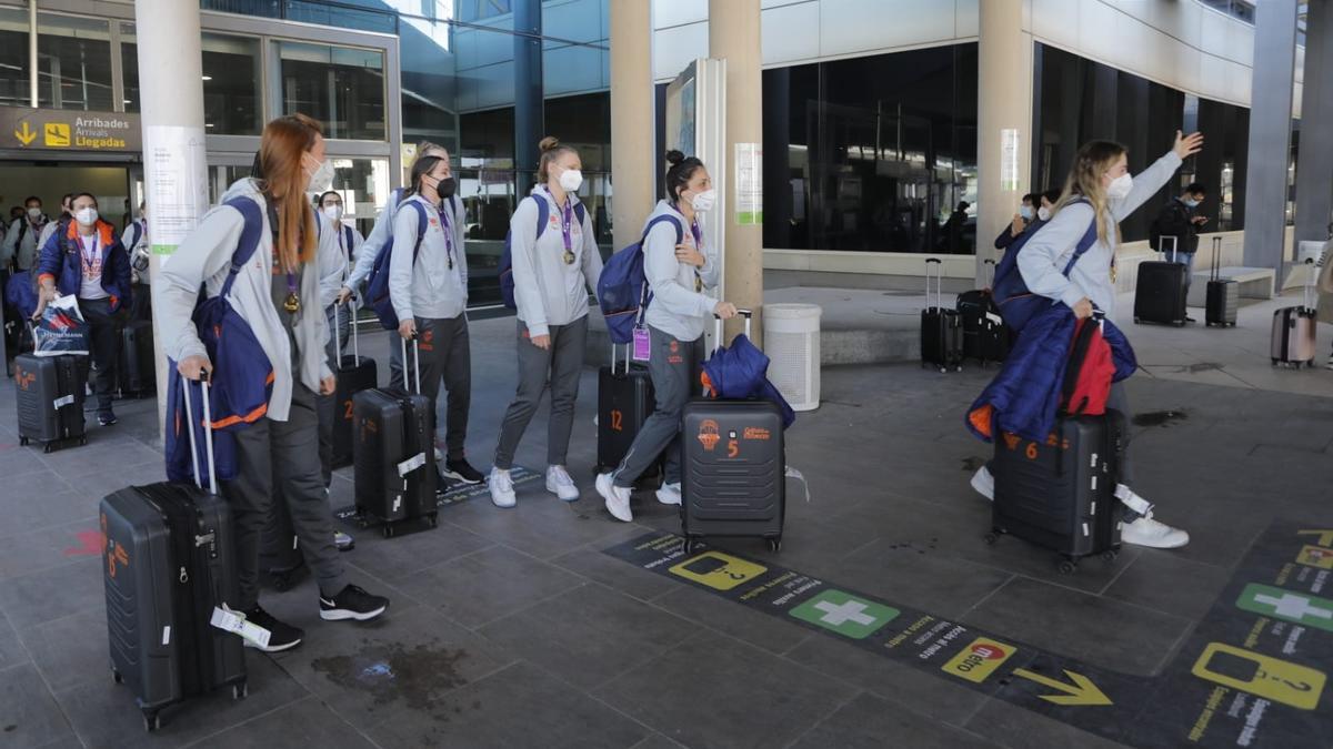 El Valencia Basket femenino llega a València tras ganar la Eurocup.