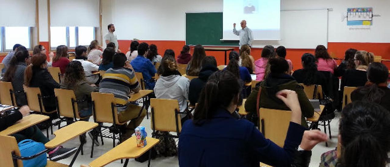 Estudiantes de Medicina en un taller de lengua de signos.