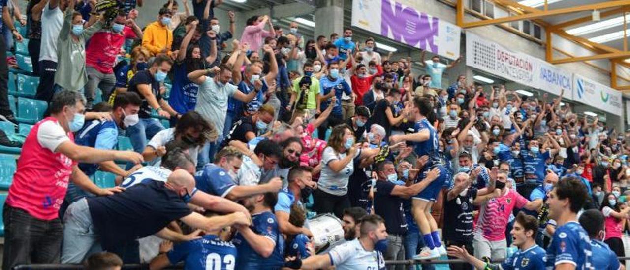 Los jugadores del Frigoríficos del Morrazo celebran con su afición el punto agónico logrado ante el Atlético Valladolid. |  // GONZALO NÚÑEZ