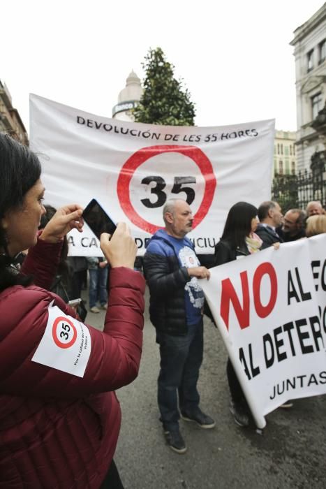 Protesta de funcionarios durante la celebración del pleno de la Junta General del Principado