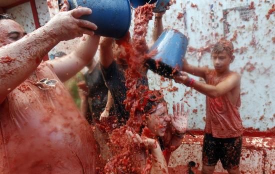 Impactants imatges de la Tomatina de Bunyol