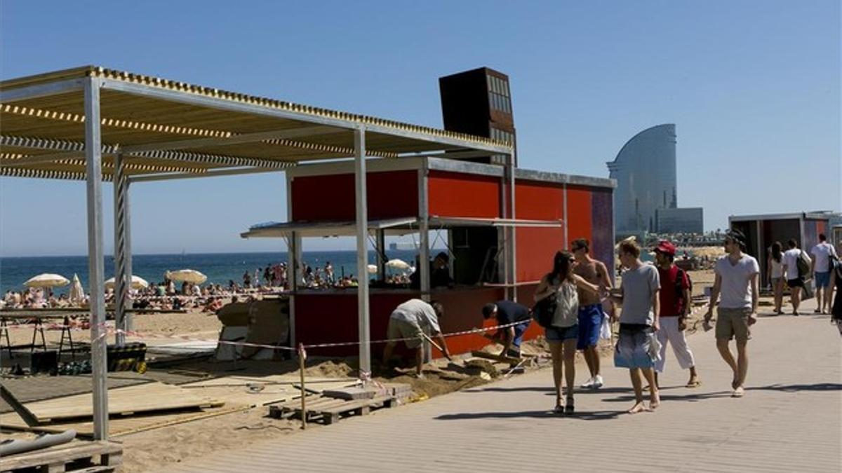 Obras en el nuevo chiringuito de la playa de Sant Miquel que explotarán, en breve, Carles Abellan y Joan Escribà, ayer por la mañaña