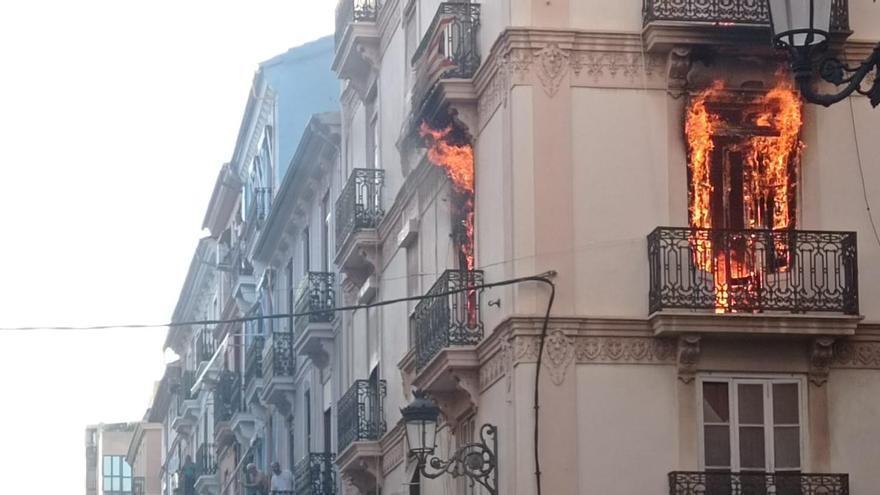 Arde una finca okupada en València.