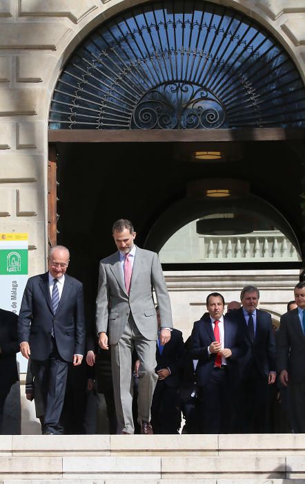 El rey se mostró muy amable con el público alrededor del Palacio de la Aduana, antes y después de su visita al Museo de Málaga.