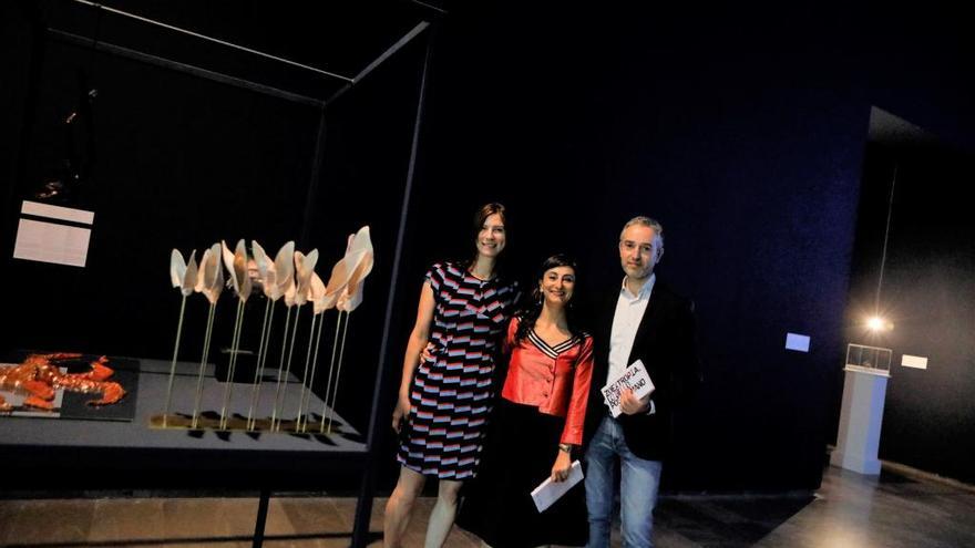 Pérez Pont junto a la comisaria y una de las artistas de la muestra.