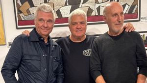 Carles Sans, Joan Gràcia i Paco Mir, dilluns a la sala Puy & Co Espai d’Art, del barri de Gràcia, a Barcelona. A la dreta, una de les obres de Gràcia. | EL PERIÓDICO Carles Sans, Joan Gràcia i Paco Mir, dilluns a la sala Puy & Co Espai d’Art, del barri de Gràcia, a Barcelona. A la dreta, una de les obres de Gràcia. | EL PERIÓDICO