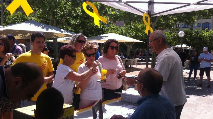 El Vermut Groc omple la plaça Catalunya de Roses per recordar els presos polítics