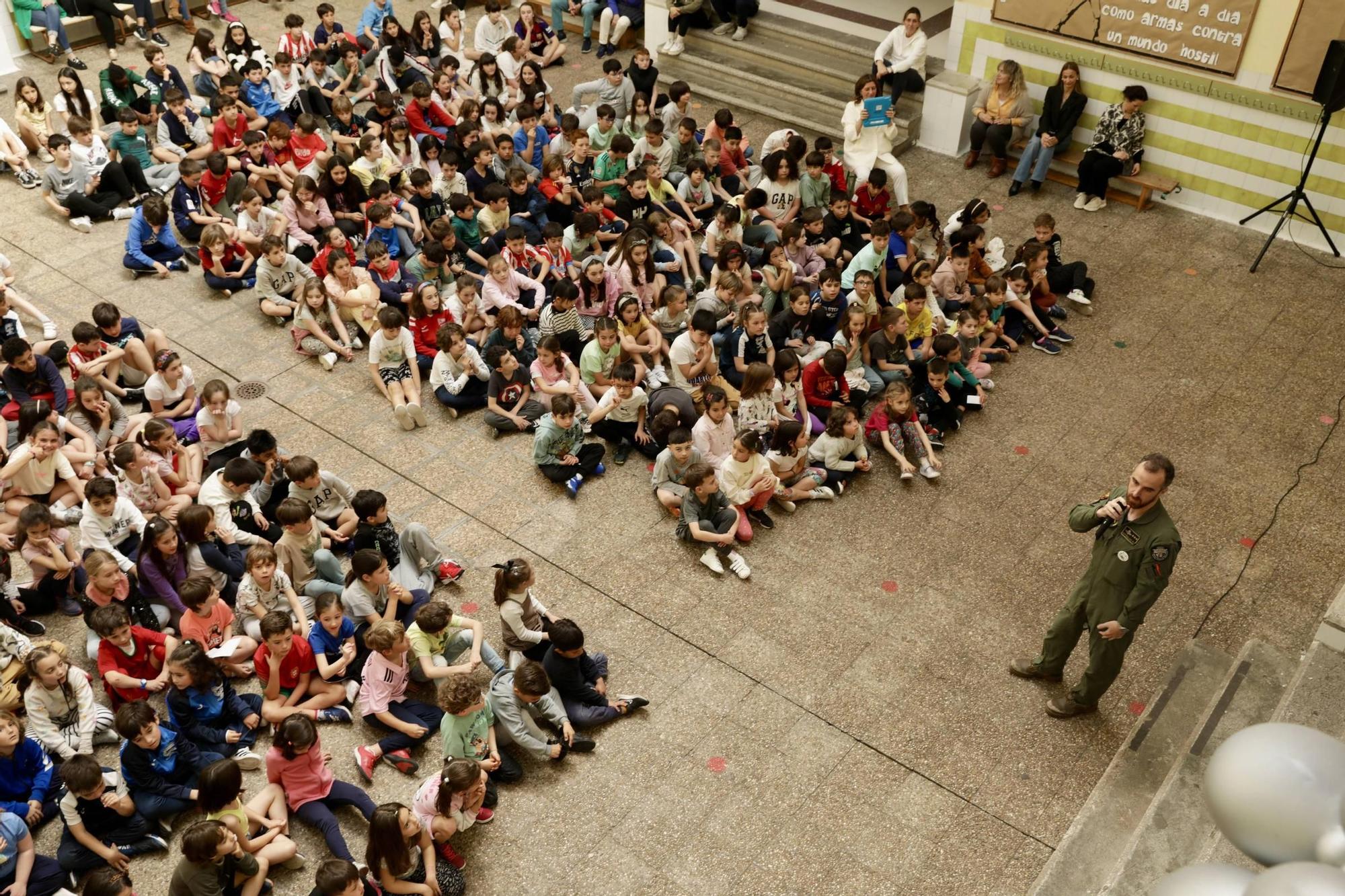 La visita del capitán del Ejército del Aire Borja Entrialgo al colegio Clarín, en imágenes