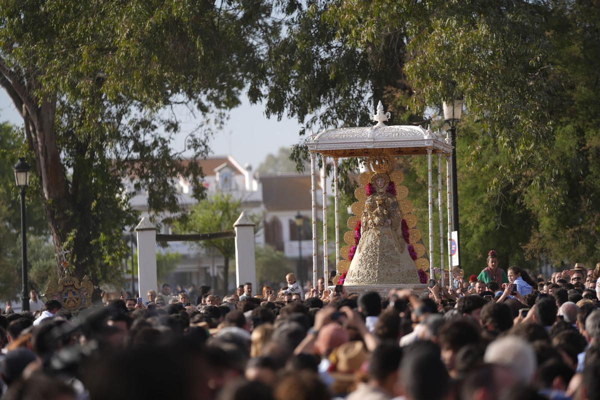 La Virgen del Rocío procesiona por la aldea en su visita a las 127 filiales. A 25 de mayo de 2026 en El Rocío, Huelva (Andalucía, España). La Virgen del Rocío ha salido de su ermita sobre las 03,08 horas de este lunes, Día de Pentecostés, para recorrer la aldea en Almonte (Huelva) y procesionar en su visita a las 127 filiales que han peregrinado hasta allí un año más. La Patrona de Almote va ataviada con el terno completo de los Montpensier, recientemente restaurado en el Instituto Andaluz del Patrimonio Histórico. 25 MAYO 2026 Joaquín Arjona 25/05/2026. Joaquín Arjona