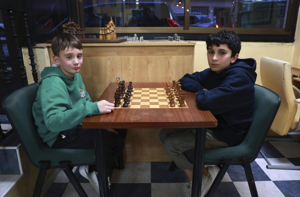 Mateo Rey (izq.) y David Álvarez, en la sede de Xadrez Galego en Vigo.