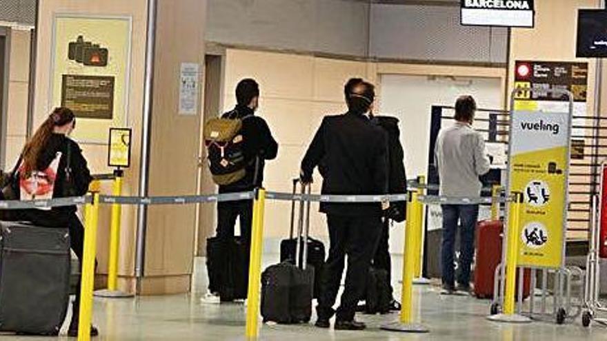 Un grupo de pasajeros guarda las distancias en el aeropuerto de Ibiza.