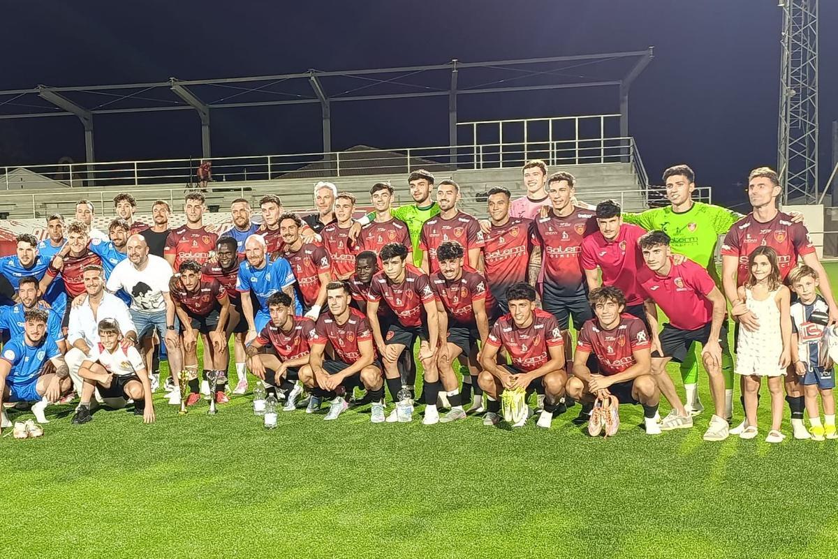 Los jugadores del Salerm, tras la disputa del partido amistoso contra el Martos.
