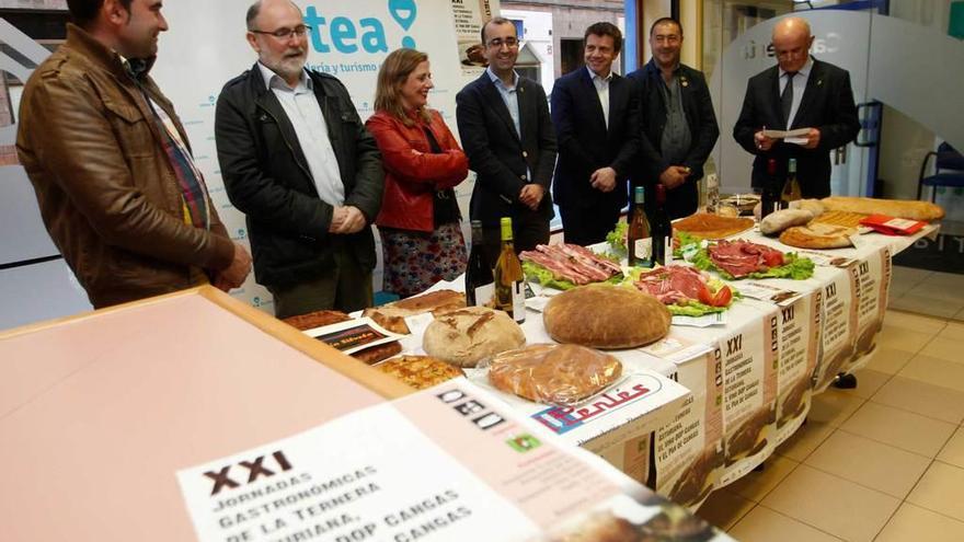 Por la izquierda, Rubén Fernández, vicepresidente de la IGP Ternera Asturiana; Jesús Casas, director general de Desarrollo Rural; Beatriz Pérez, presidenta de la DOP Vino de Cangas; José Víctor Rodríguez, alcalde de Cangas; José Luis Álvarez Almeida, presidente de Otea; José Manuel García, presidente de la Junta Local, y Raúl Teimil, cofrade mayor de la Cofradía del Vino de Cangas.