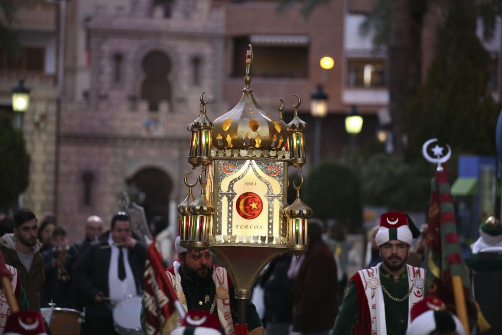 La comparsa Turcos sacude las calles a cinco días de los Moros y Cristianos de Sax