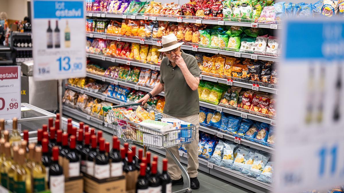 Ambiente de compras en un supermercado de Barcelona.