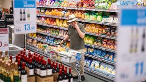 Ambiente de compras en supermercado Bon Preu de Barcelona.