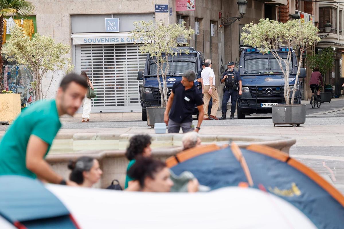 Segundo día de acampada educativa en València: llega la hora de montar el Corpus y acuden furgones de la policía a la plaza de la Virgen