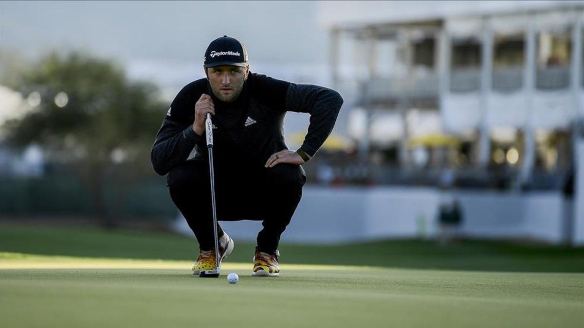 Rahm se prepara para realizar un putt