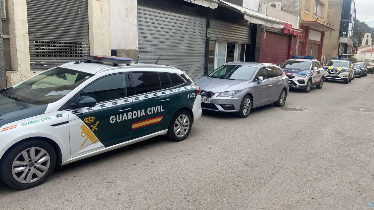 Els vehicles policials en un dels moments de l'operatiu contra les falsificacions a la Jonquera.