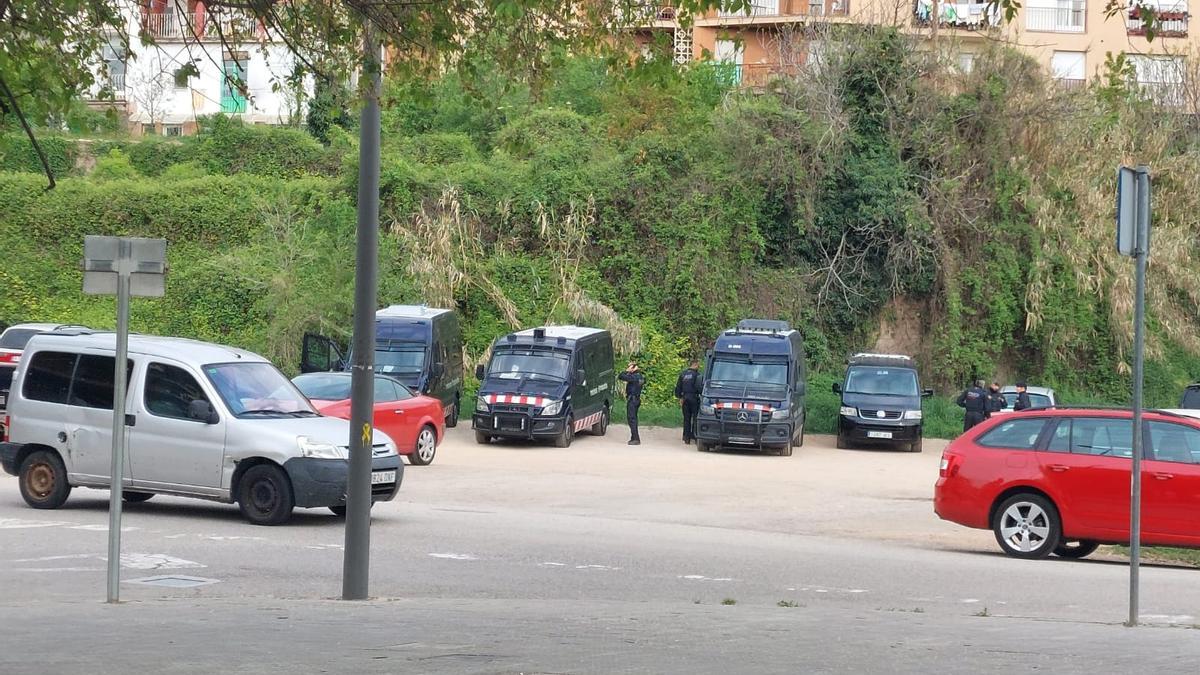 Tres furgones de Mossos al passeig de la Rasa dels Molins de Berga