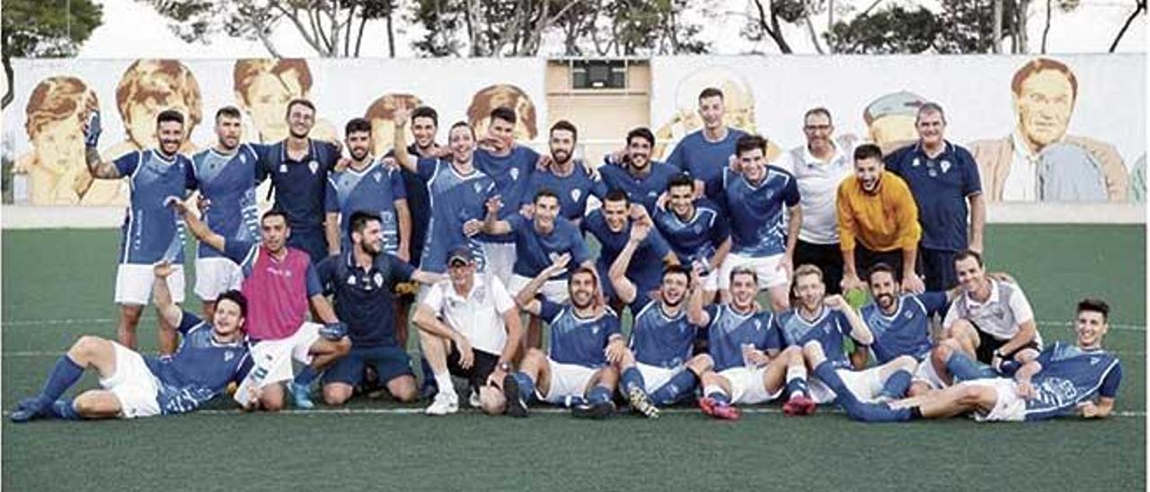 Plantilla del Algaida que celebra el ascenso a la Regional Preferente de la mano del entrenador José Estela.