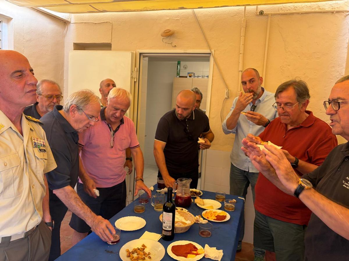 Los responsables del Puerto de Alicante degustaron también aperitivos típicos de Elche