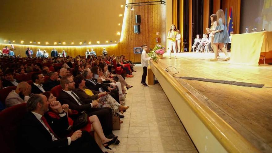 Asistentes al acto celebrado en el colegio San Fernando, ayer.