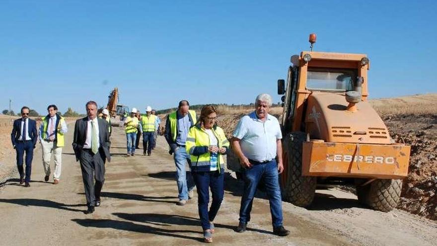 Mayte Martín Pozo visita la adecuación de la carretera de Viñas.