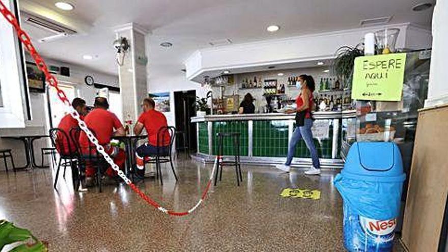 Interior de un bar de Sant Jordi el pasado lunes, el primer día de Ibiza en la fase 2.