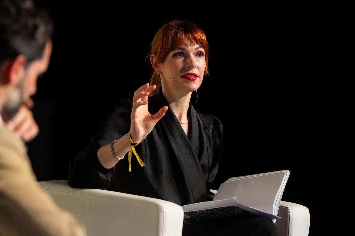 La experta en robótica Kate Darling participa en una charla en el Talent Arena, en la Plaça d’Espanya, donde aborda los retos sociales y tecnológicos de la inteligencia artificial y la robótica.