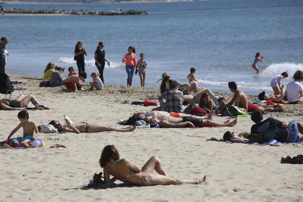 La playa del Postiguet, llena por las altas temperaturas