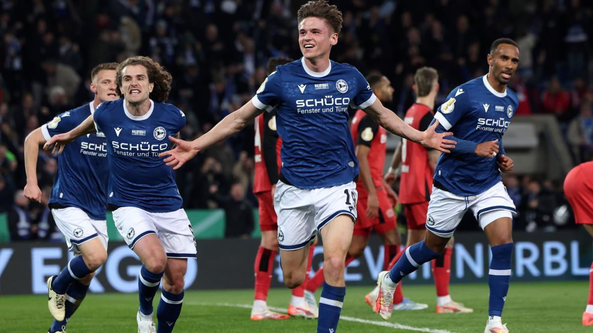 Maximilian Gro'er (centro) celebra su gol ante el Leverkusen