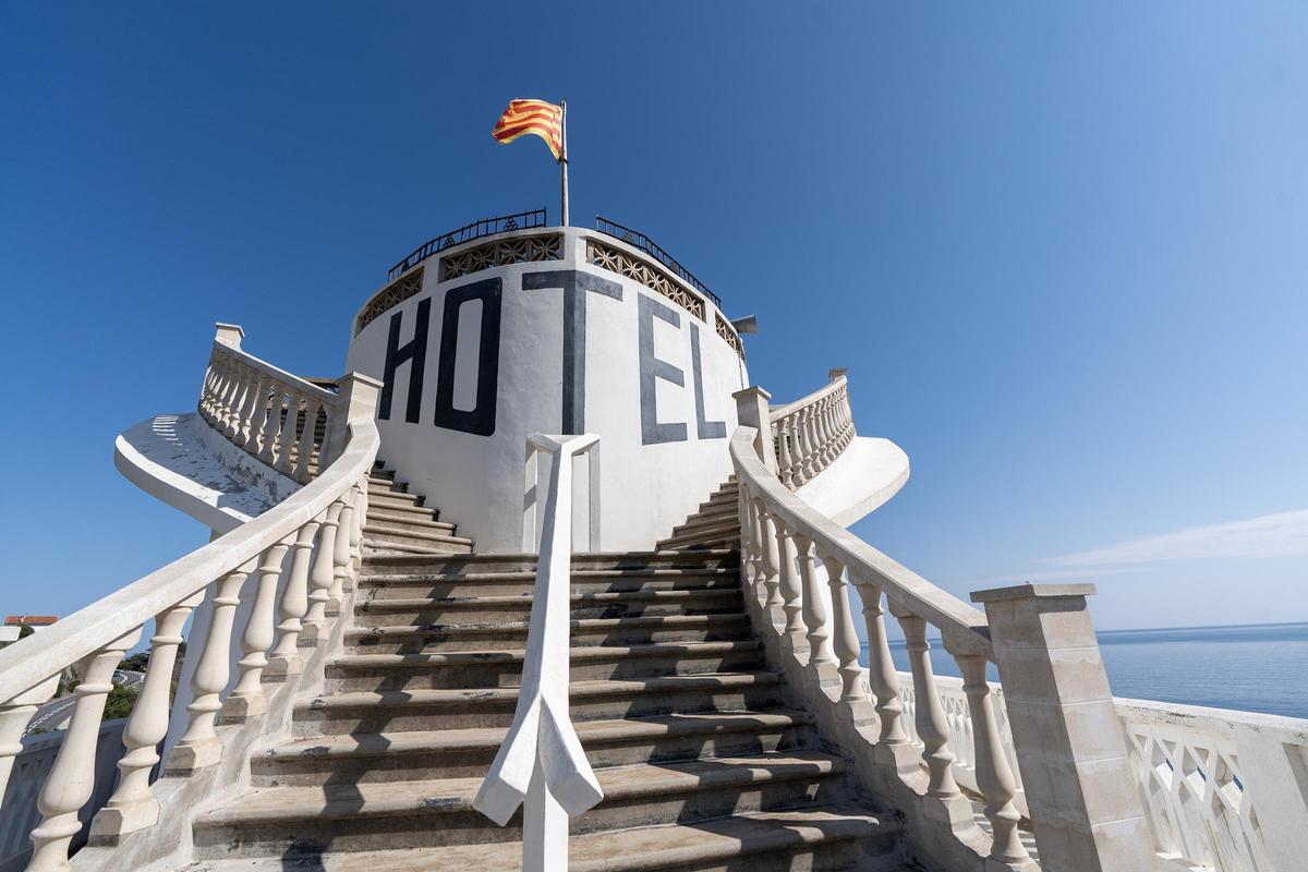Al nivell superior de l’hotel, que té forma de vaixell, es pot accedir per unes escales exteriors.