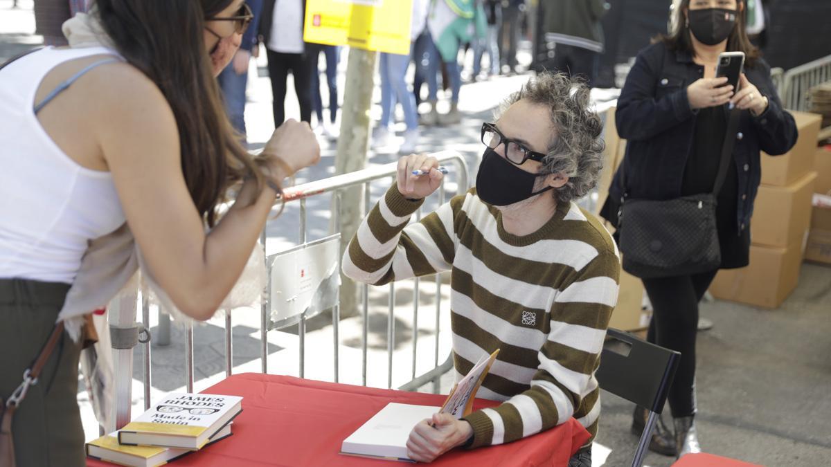 James Rhodes firmando un ejemplar de su libro 'Made in Spain'