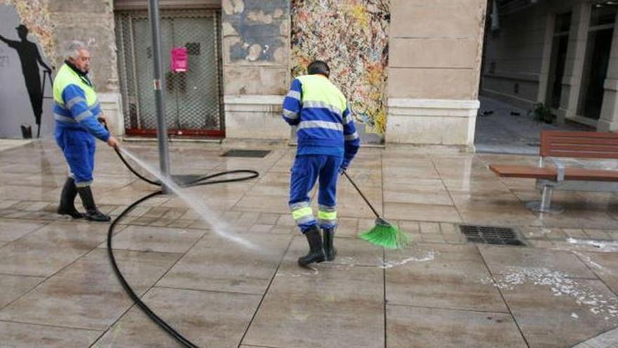 Trabajadores de Limasa, en tareas de baldeo de una calle.