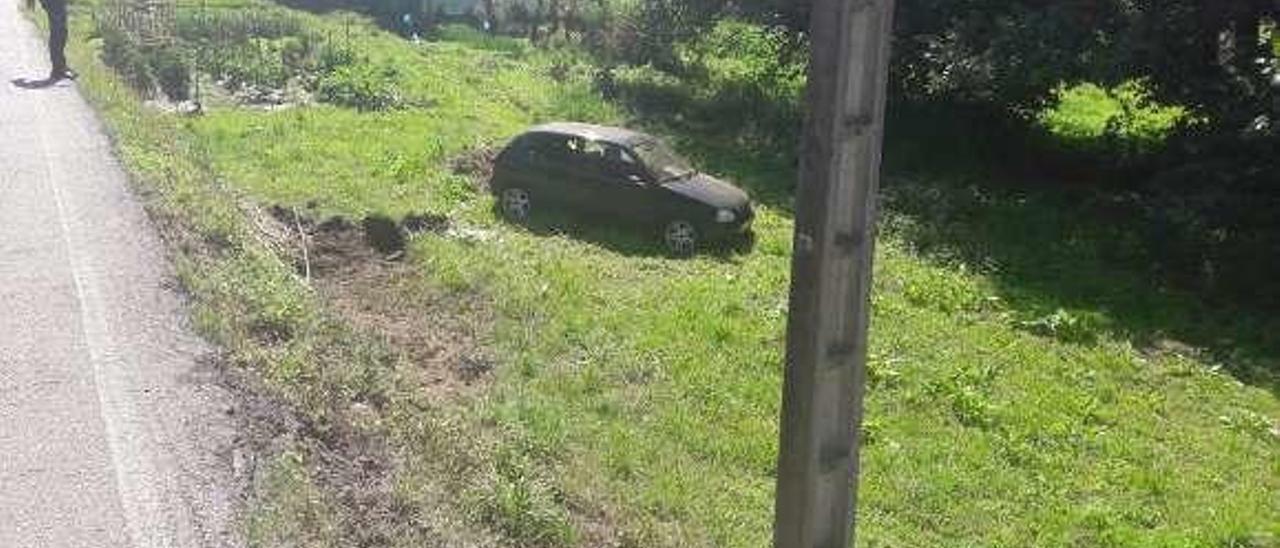 El coche siniestrado el pasado viernes en Campelo. // Policía Local