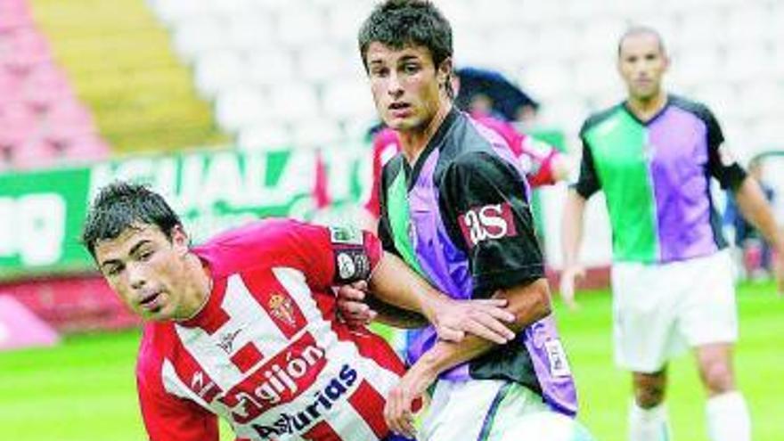 Saúl y Javi Fuego, ahora compañeros, en una acción del Sporting-Málaga B.