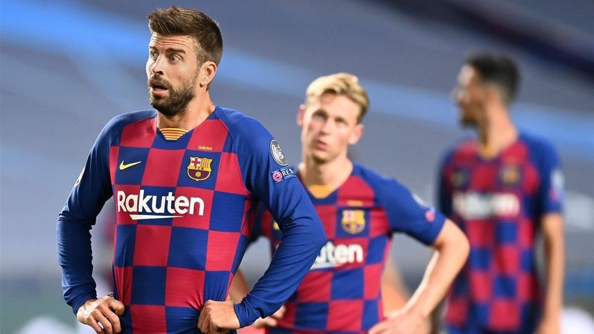 Piqué espera el saque de centro tras uno de los goles del Bayern.